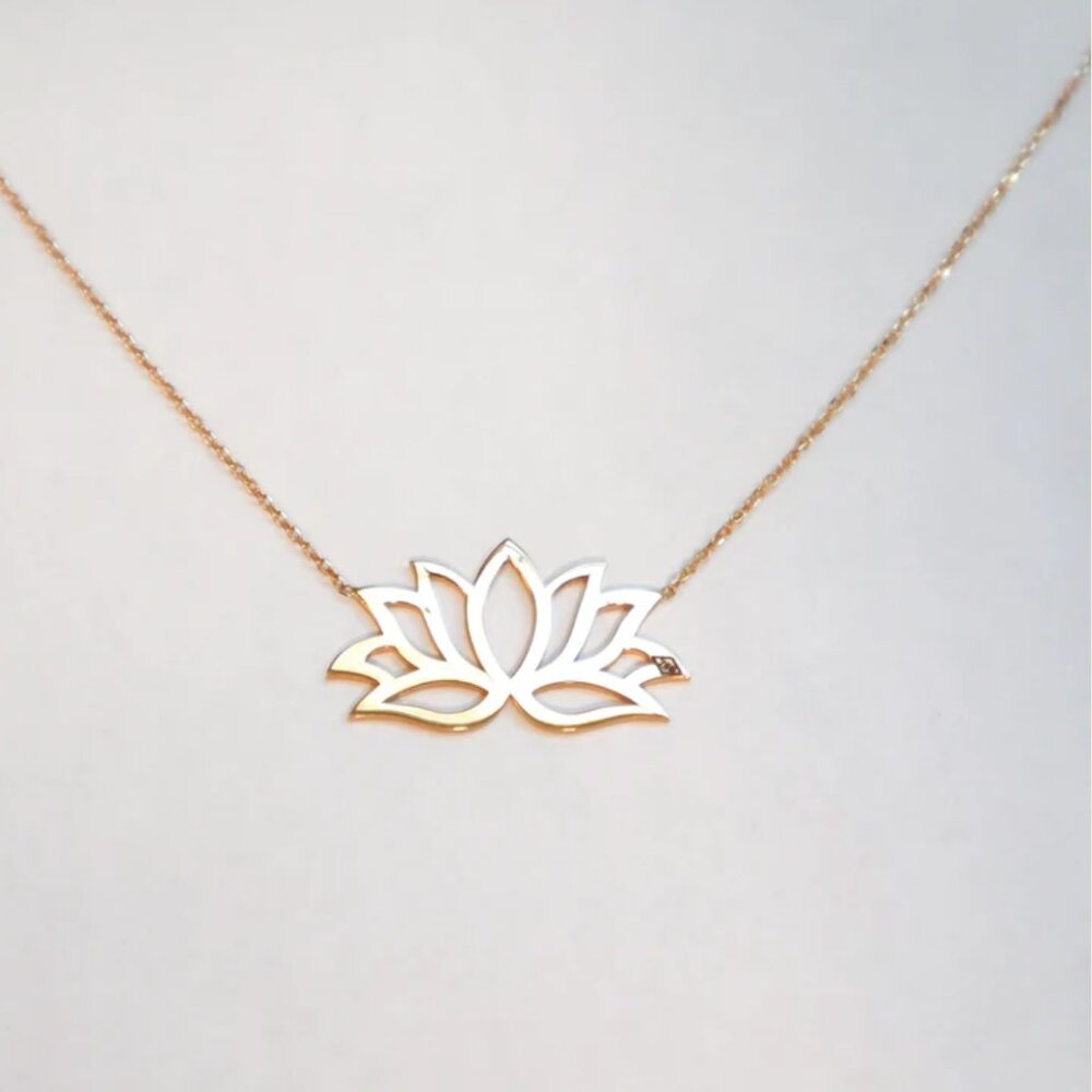 18k Gold Flower Necklace - Picture 3 of 8